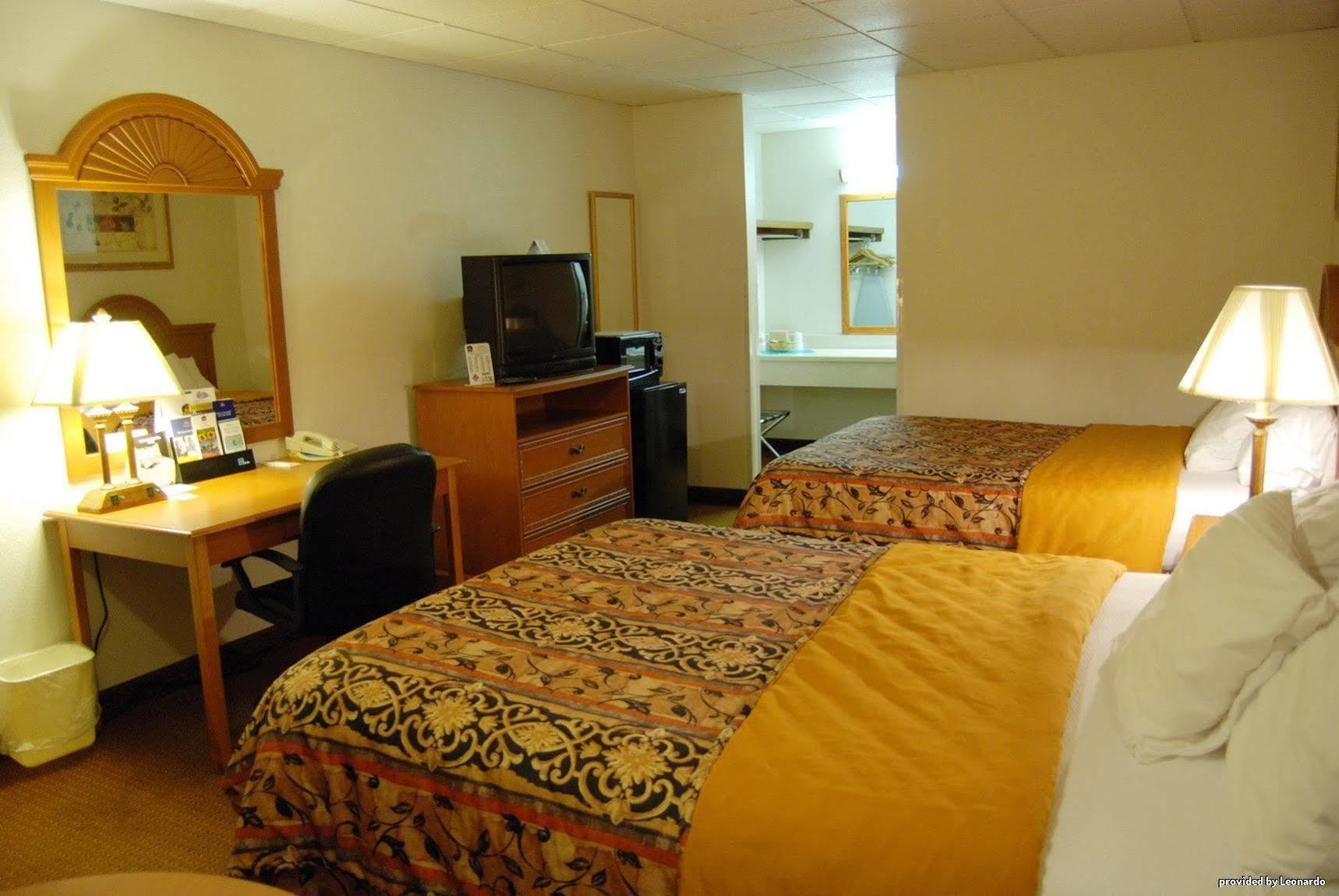 Baymont By Wyndham El Dorado Motel Room photo